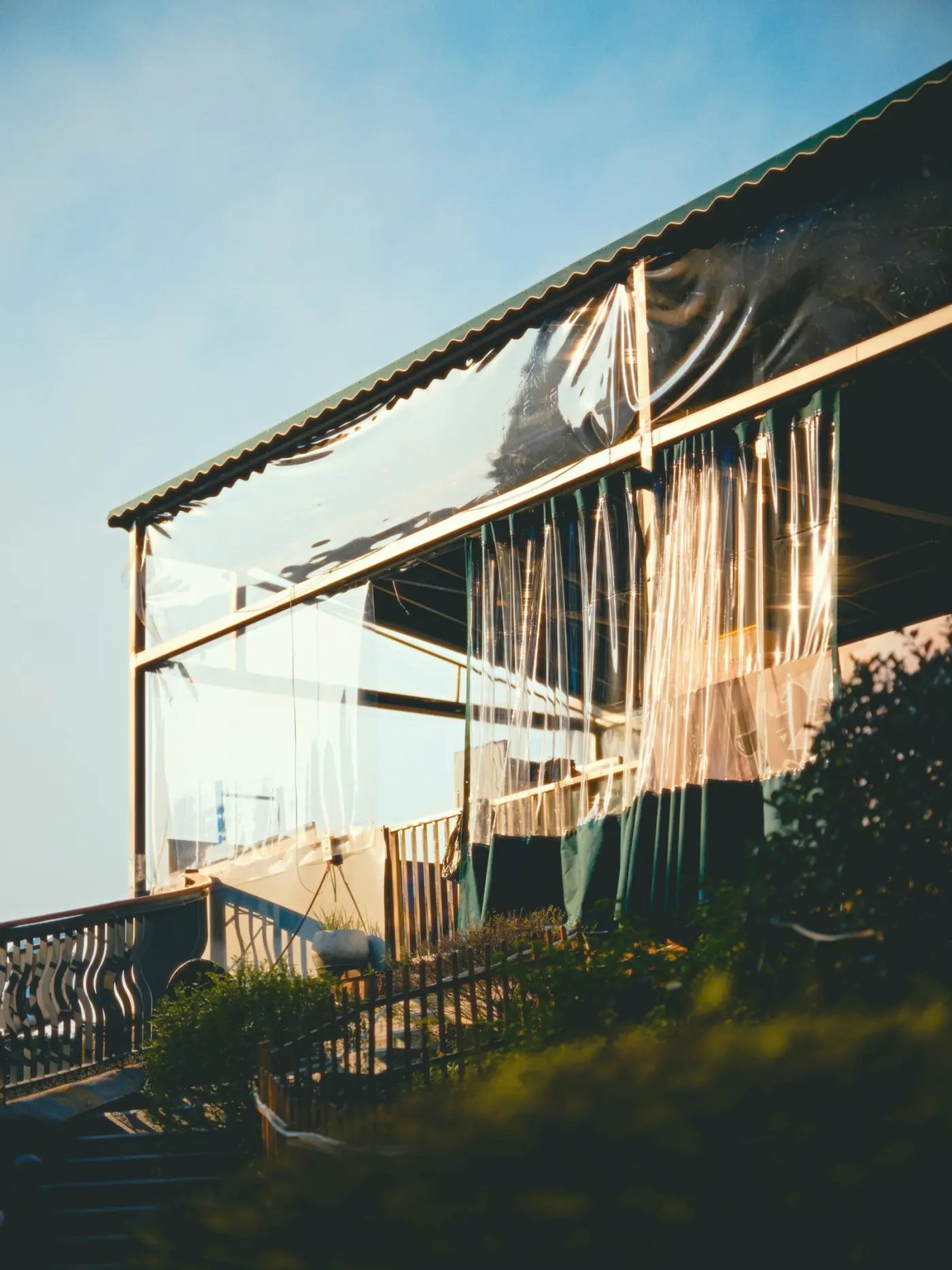 Außenbereich mit geöffneter Markise in Wien