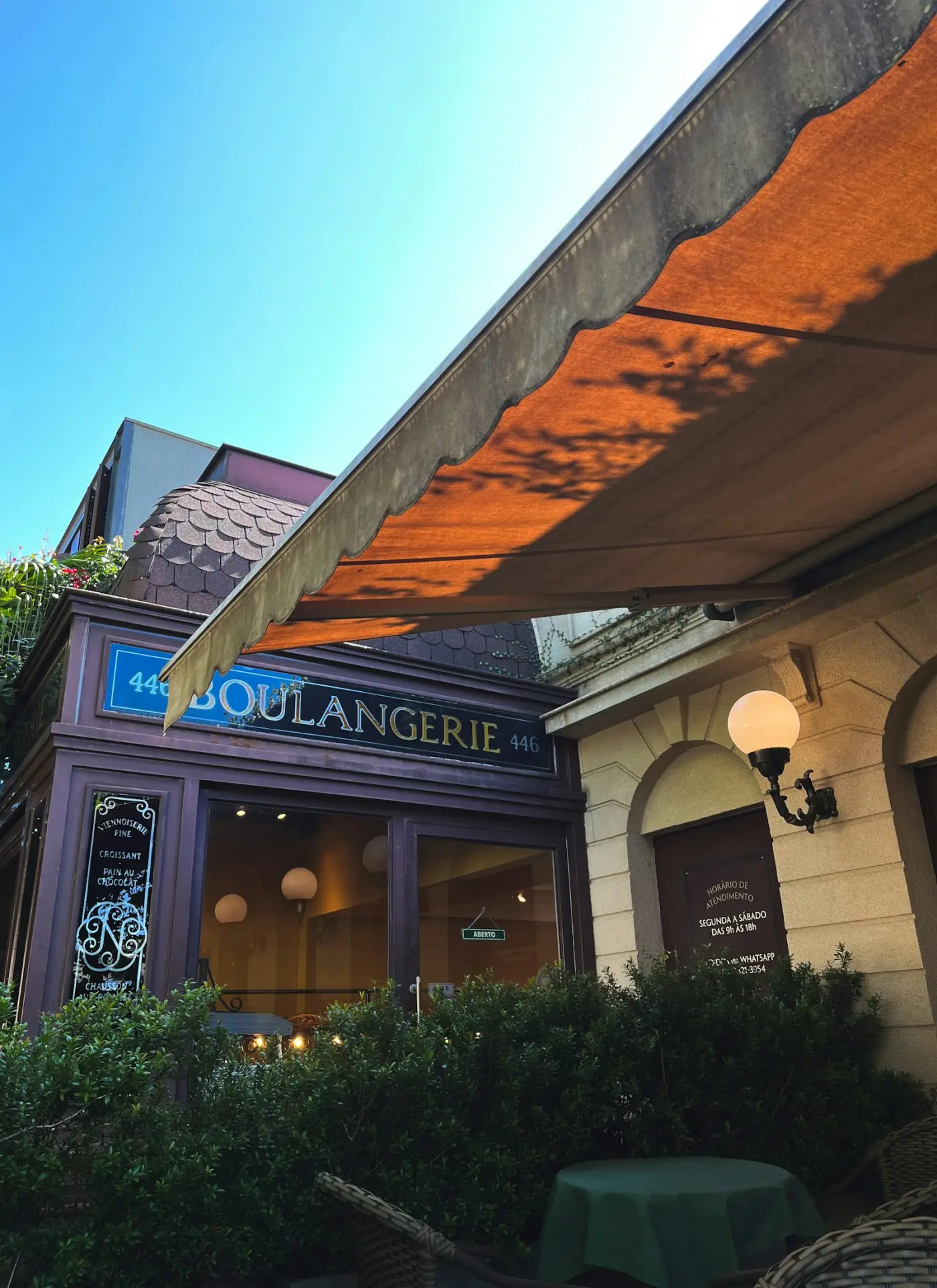 Restaurantfassade mit Markisenanlage in Wien
