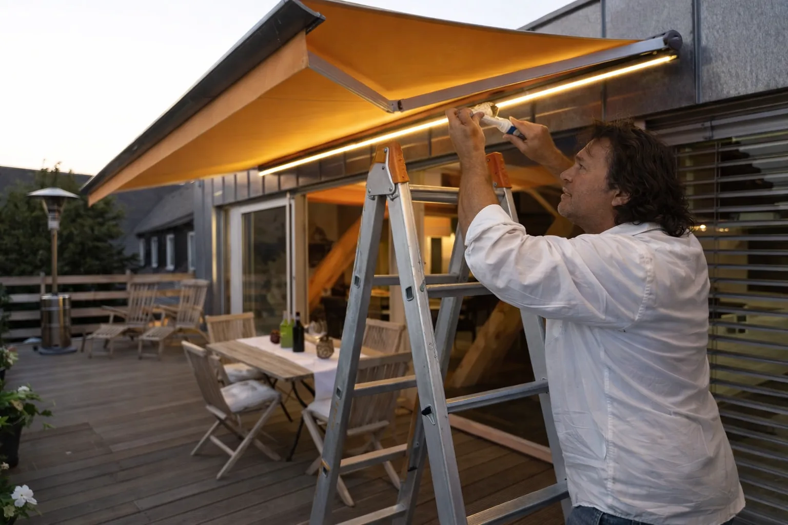 Techniker repariert eine Terrassenmarkise direkt vor Ort in Wien